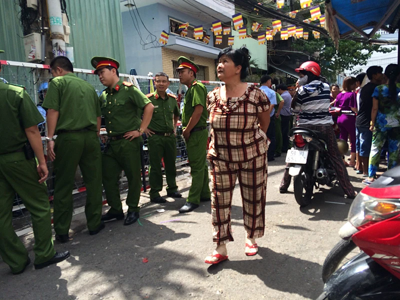 Đến 9 giờ 30 phút sáng cùng ngày, công tác tháo dỡ vẫn được triển khai